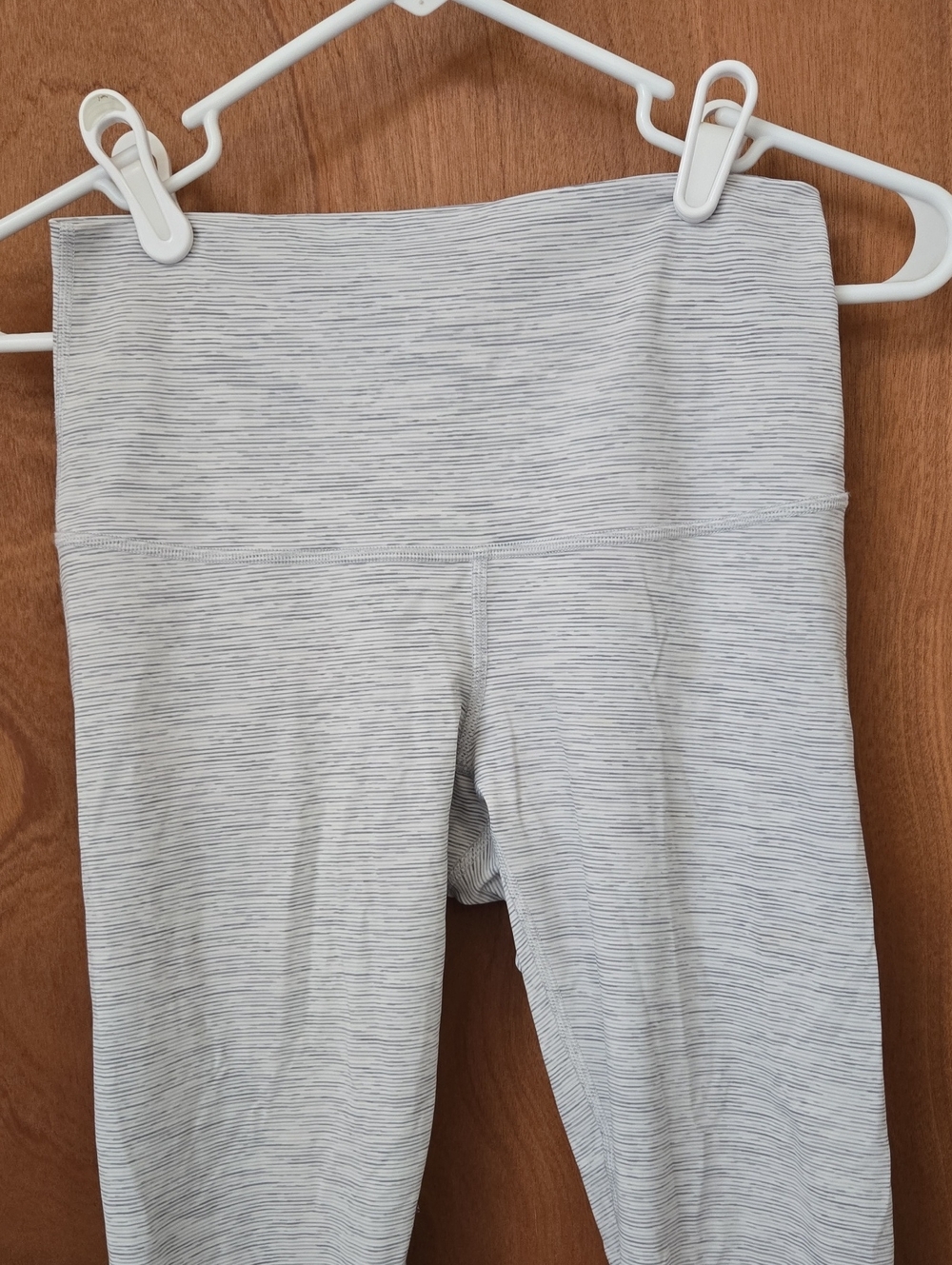 Lululemon Scalloped Hem Crop Leggings Size 6 Gray White Striped Mesh 23"